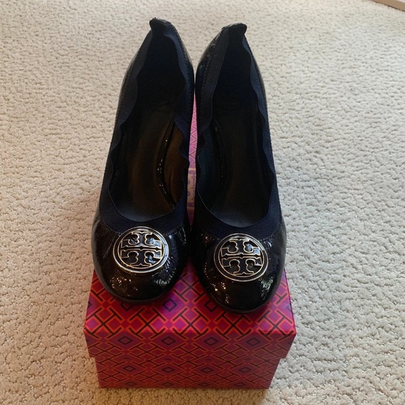Tory Burch Caroline Navy Patent Mid-Heel Sz 9 - Picture 1 of 10